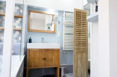 Salle de bains dans l'établissement Appartement Spacieux pour 6 - Passy, Paris
