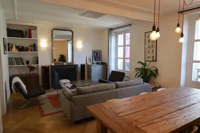 Coin salon dans l'établissement Bel appartement 4 personnes / Pigalle - Montmartre