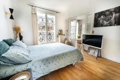 Télévision ou salle de divertissement dans l'établissement Très lumineux. 1 chambre Batignolles / Opéra.