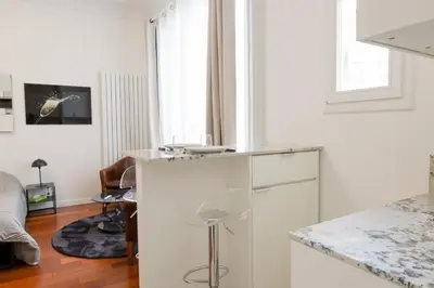 Télévision ou salle de divertissement dans l'établissement Nouveau studio au cœur de l'Opéra - Paris 1er
