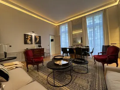Coin salon dans l'établissement Appartement luxueux / historique proche bon marché