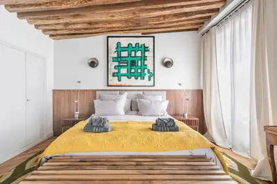 Un ou plusieurs lits dans un hébergement de l'établissement Appartement luxueux / historique proche bon marché