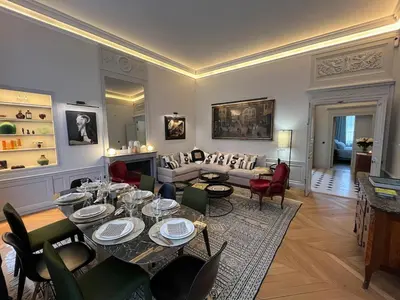 Coin salon dans l'établissement Appartement luxueux / historique proche bon marché