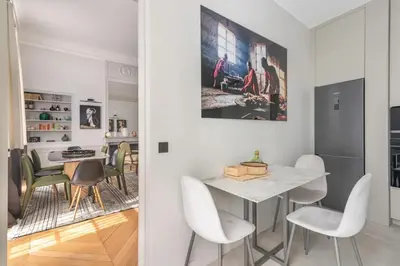 Cuisine ou kitchenette dans l'établissement Appartement luxueux / historique proche bon marché