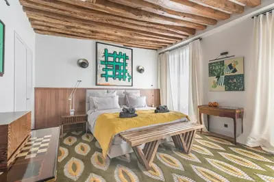 Un ou plusieurs lits dans un hébergement de l'établissement Appartement luxueux / historique proche bon marché