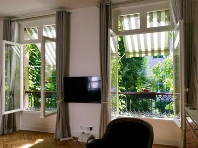 Télévision ou salle de divertissement dans l'établissement St Georges proche Opéra et la Basilique sacrée