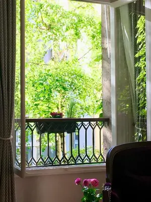 Jardin de l'établissement St Georges proche Opéra et la Basilique sacrée