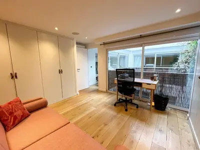 Télévision ou salle de divertissement dans l'établissement Luxueux 3 chambres | Hammam | cœur du Marais