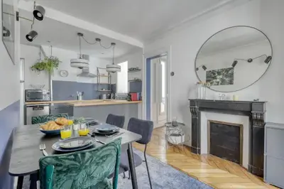 Cuisine ou kitchenette dans l'établissement Appart. Parisien Élégant - Proche Incontournables
