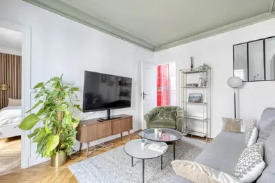 Télévision ou salle de divertissement dans l'établissement Appart. Parisien Élégant - Proche Incontournables