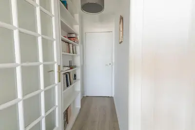 Bibliothèque dans l'appartement
