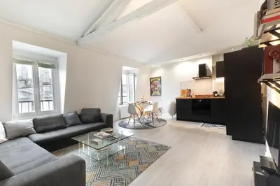 Coin salon dans l'établissement Une vue magnifique sur le Sacré Cœur.
