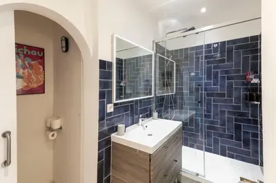 Salle de bains dans l'établissement Une vue magnifique sur le Sacré Cœur.