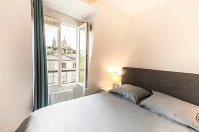 Un ou plusieurs lits dans un hébergement de l'établissement Une vue magnifique sur le Sacré Cœur.
