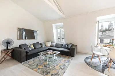 Coin salon dans l'établissement Une vue magnifique sur le Sacré Cœur.