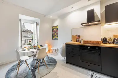 Cuisine ou kitchenette dans l'établissement Une vue magnifique sur le Sacré Cœur.