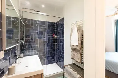 Salle de bains dans l'établissement Une vue magnifique sur le Sacré Cœur.