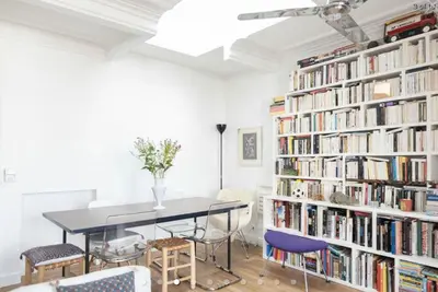 Bibliothèque dans l'appartement