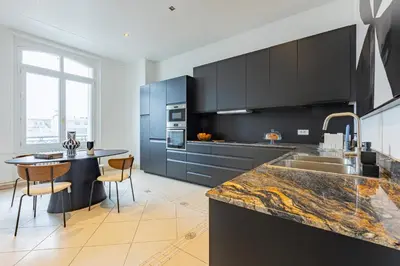 Cuisine ou kitchenette dans l'établissement Luxueux Appartement 4BD, Arc de Triomphe
