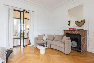 Coin salon dans l'établissement Luxueux Appartement 4BD, Arc de Triomphe