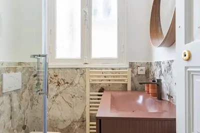 Salle de bains dans l'établissement Luxueux Appartement 4BD, Arc de Triomphe