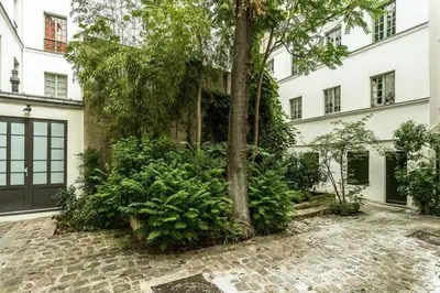 Jardin de l'établissement Havre de paix au cœur de Paris avec Notre-Dame