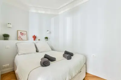 Un ou plusieurs lits dans un hébergement de l'établissement Paris à Pied : Folies Bergère et Grands Boulevards