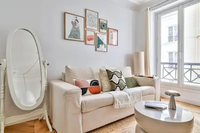 Coin salon dans l'établissement Paris à Pied : Folies Bergère et Grands Boulevards
