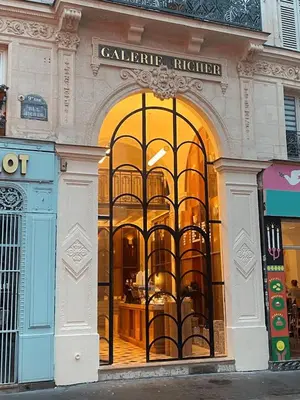 Façade ou entrée de l'établissement Paris à Pied : Folies Bergère et Grands Boulevards