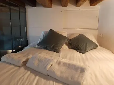 Un ou plusieurs lits dans un hébergement de l'établissement Bel Appartement Parisien, TYPIQUE DU MARAIS