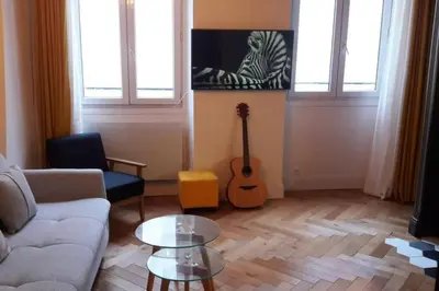 Coin salon dans l'établissement Bel Appartement Parisien, TYPIQUE DU MARAIS