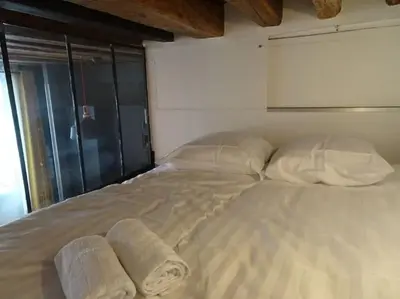 Un ou plusieurs lits dans un hébergement de l'établissement Bel Appartement Parisien, TYPIQUE DU MARAIS