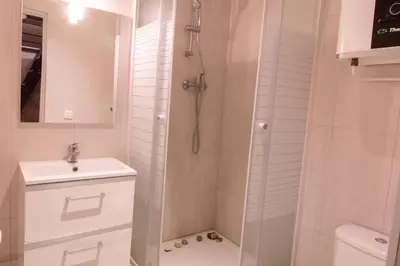 Salle de bains dans l'établissement Bel Appartement Parisien, TYPIQUE DU MARAIS