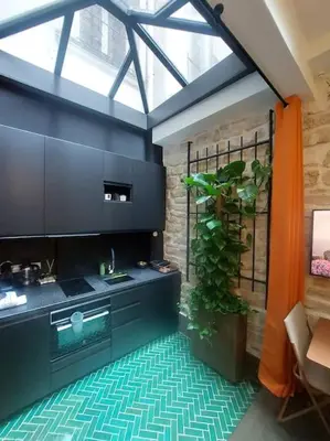 Télévision ou salle de divertissement dans l'établissement Le Petit Atelier Des Lumières, VÉRANDA AGRÉABLE