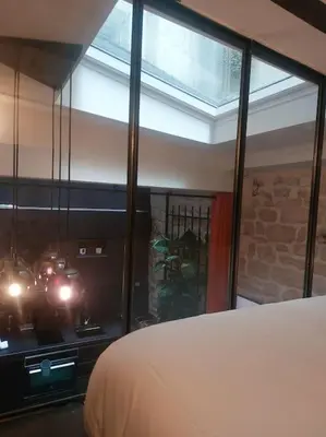 Un ou plusieurs lits dans un hébergement de l'établissement Le Petit Atelier Des Lumières, VÉRANDA AGRÉABLE