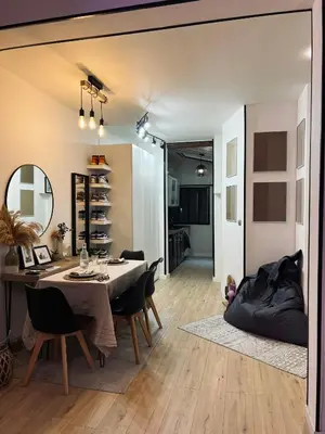 Coin salon dans l'établissement Charmant studio en ville