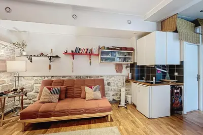 Cuisine ou kitchenette dans l'établissement Charming Studio Near Le Louvre Rivoli
