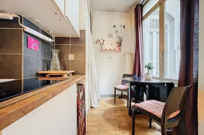 Cuisine ou kitchenette dans l'établissement Charming Studio Near Le Louvre Rivoli