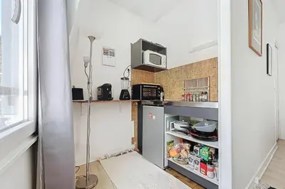 Cuisine ou kitchenette dans l'établissement Cozy Studio in the Heart of Oberkampf
