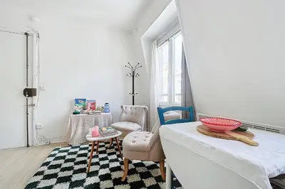 Un ou plusieurs lits dans un hébergement de l'établissement Cozy Studio in the Heart of Oberkampf