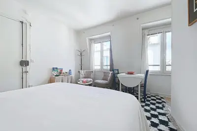 Un ou plusieurs lits dans un hébergement de l'établissement Cozy Studio in the Heart of Oberkampf