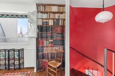 Bibliothèque dans l'appartement