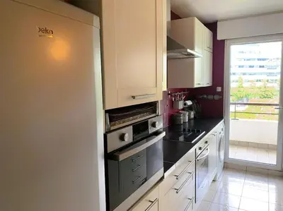 Cuisine ou kitchenette dans l'établissement LE PARADIS - 2 chambres, balcon, parking