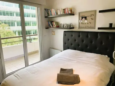 Un ou plusieurs lits dans un hébergement de l'établissement LE PARADIS - 2 chambres, balcon, parking