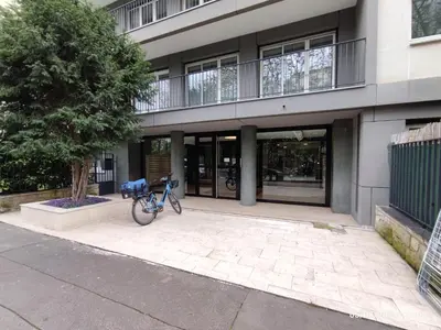 Vélo sur le terrain de l'établissement Studio Paris Montmorency ou dans les environs