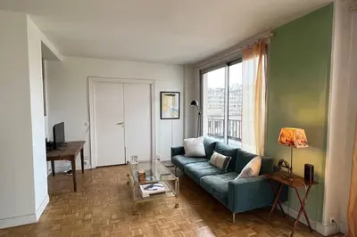 Coin salon dans l'établissement Vaste appt baigné de lumière