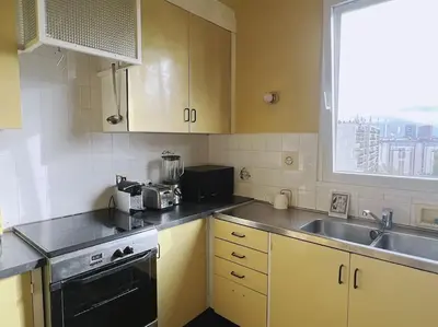 Cuisine ou kitchenette dans l'établissement Vaste appt baigné de lumière