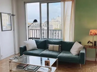 Coin salon dans l'établissement Vaste appt baigné de lumière