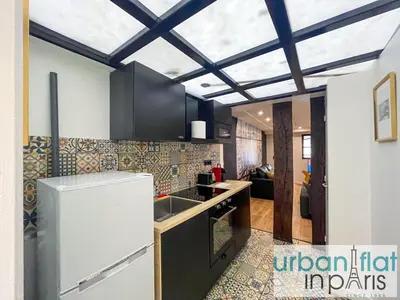 Cuisine ou kitchenette dans l'établissement Urban Flat 120 - Charming 3 bedroom Flat in Le Marais
