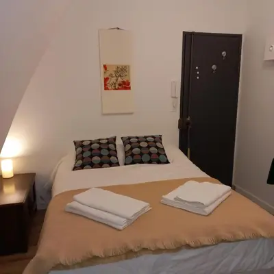 Un ou plusieurs lits dans un hébergement de l'établissement Charming room - famous Marais neighborhood